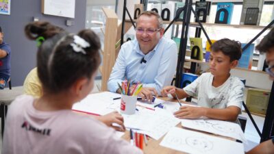 Ayvalık Belediyesi, yaz tatilinde çocukların hayal gücünü renklendirecek etkinliklerini sürdürüyor.