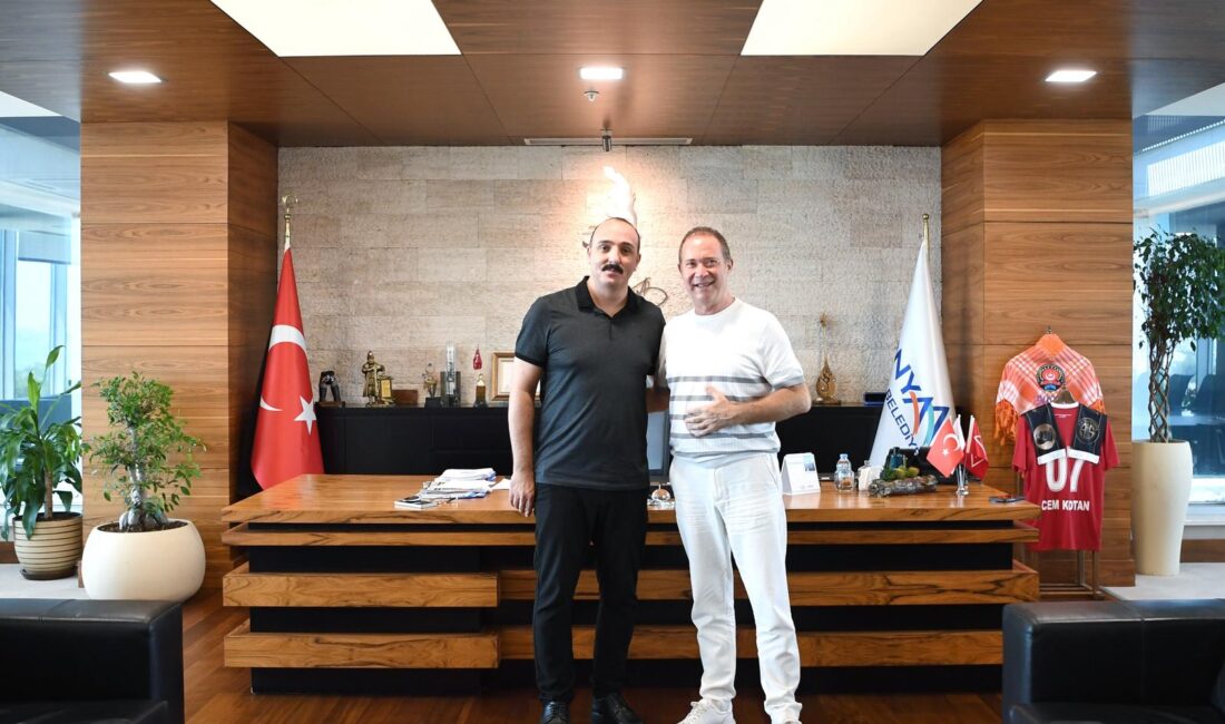 Konyaaltı Belediye Başkanı Cem Kotan, sanatçı Sümer Ezgü’yü makamında ağırladı.