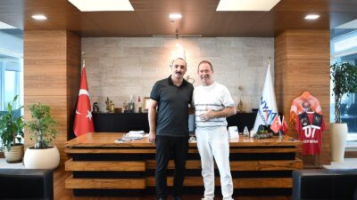 Konyaaltı Belediye Başkanı Cem Kotan, sanatçı Sümer Ezgü’yü makamında ağırladı.