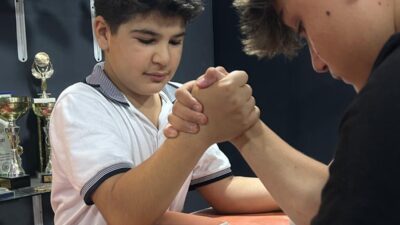 Yalova’nın Yaz Spor Okullarında Bileğine Güvenenler Bir Arada Yalova Belediyesi, gençlerin spora yönelmesi ve farklı spor dallarını keşfetmesi