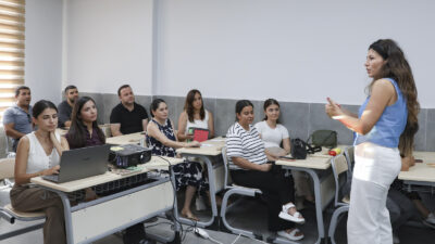 Mersin Büyükşehir, Ebeveynlerin Çocuklarıyla İletişimine Işık Tutuyor Mersin Büyükşehir Belediyesi, ailelerin çocuklarıyla kurdukları ilişkilere destek vermek amacıyla