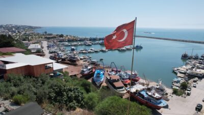 Adana Büyükşehir Belediyesi, bir yandan rutin belediyecilik hizmetlerini sürdürürken, bir