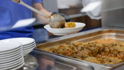 Sosyal belediyecilik alanında yaptığı çalışmalarla atağa geçen Buca Belediyesi, “Askıda