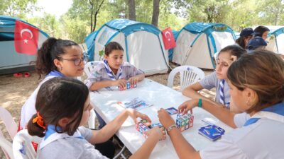 Antalya Büyükşehir İzcileri Akseki’de Kampta Antalya Büyükşehir Belediyesi izcileri, Akseki’de 3’üncü kamp programını gerçekleştirdi. Doğa