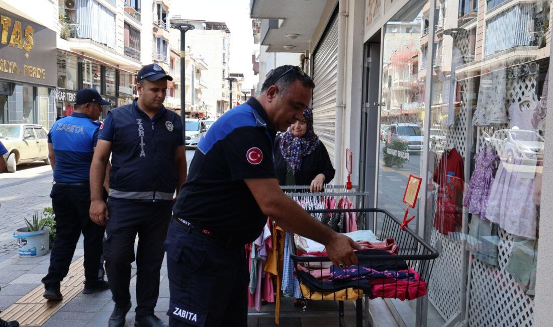 Manisa Büyükşehir Belediyesi Zabıta Dairesi Başkanlığı ekipleri, Ahmetli ilçesinde kaldırım
