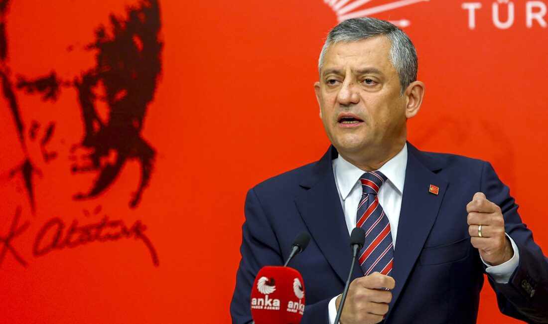 Cumhuriyet Halk Partisi Genel Başkanı Özgür Özel, partisinin genel merkezinde