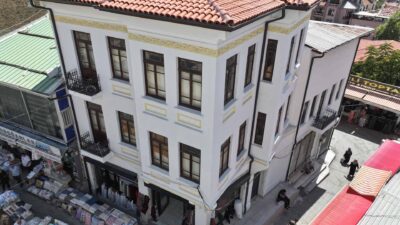 Ulus Çıkrıkçılar Yokuşu’nda Değişim Başladı Ankara Büyükşehir Belediyesi, kent hafızasında önemli bir yer tutan Çıkrıkçılar