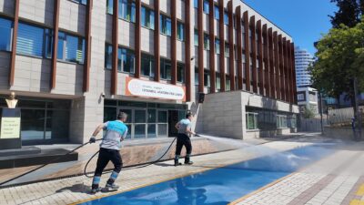 Kadıköy’de Okullar Yeni Eğitim Yılına Hazırlanıyor Kadıköy Belediyesi, öğrencilerin sağlıklı ve temiz bir ortamda eğitime başlamaları