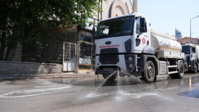 KEÇİÖREN’DE GENİŞ KAPSAMLI TEMİZLİK SEFERBERLİĞİ Keçiören Belediyesi ekipleri ilçe genelinde geniş kapsamlı temizlik çalışması gerçekleştirdi.