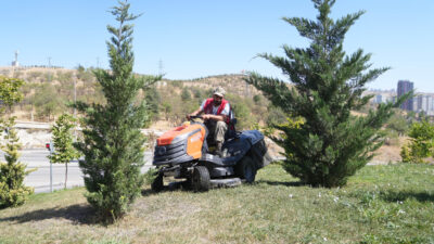 Keçiören Belediyesi, ilçe genelinde yürüttüğü kapsamlı peyzaj ve temizlik çalışmalarıyla
