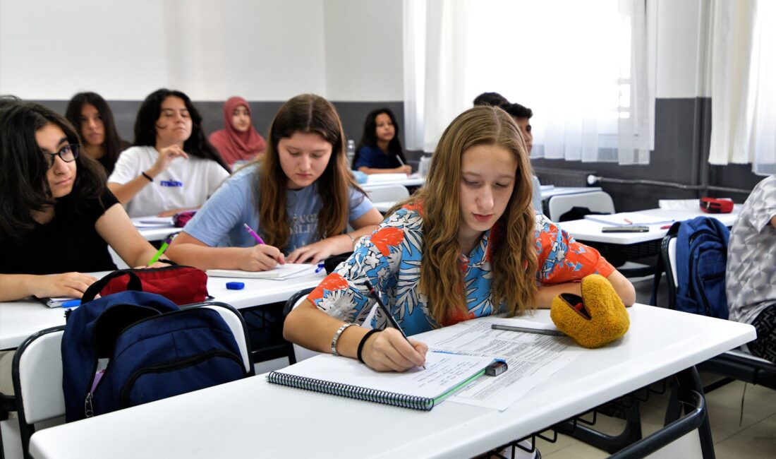 Bornova Belediyesi’nin ücretsiz eğitim desteği sunduğu BELGEM, 2025-2026 Eğitim-Öğretim Yılı’na