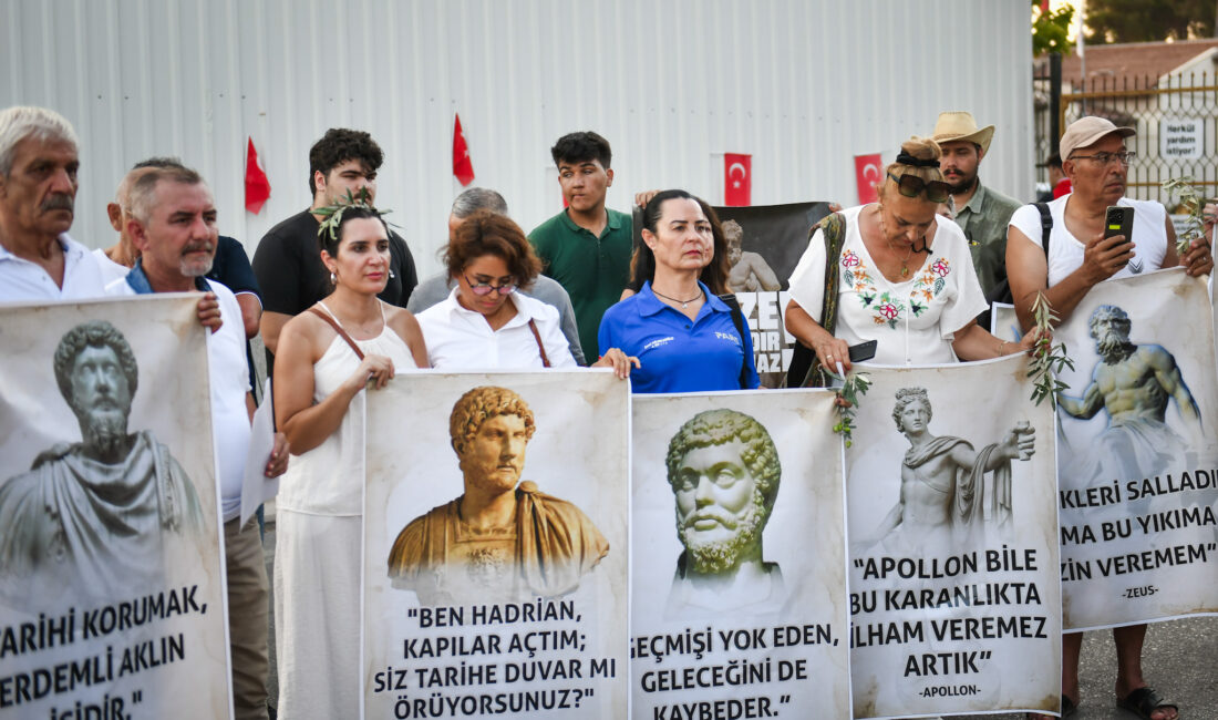 Antalya Müzesi’nin yıkım kararına karşı her akşam düzenlenen kültür nöbetine
