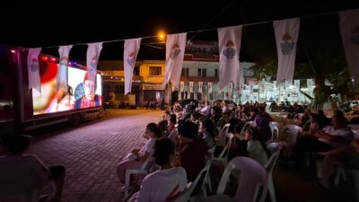 Yalova Belediyesi’nin “Kültür Yolda” etkinlikleri kapsamında düzenlediği açık hava sinema