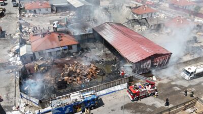 Eskişehir Büyükşehir Belediyesi İtfaiye ekipleri EMKO geri dönüşüm
tesislerinde bulunan 3