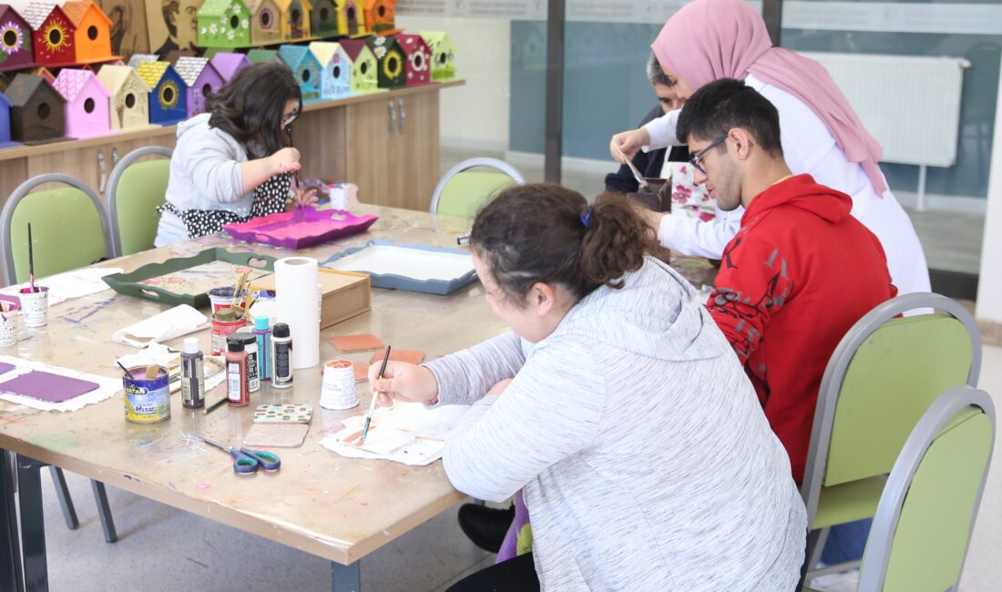 Özel bireylerin birçok mesleki atölyede eğitim aldığı ve sosyalleştiği Merkezefendi