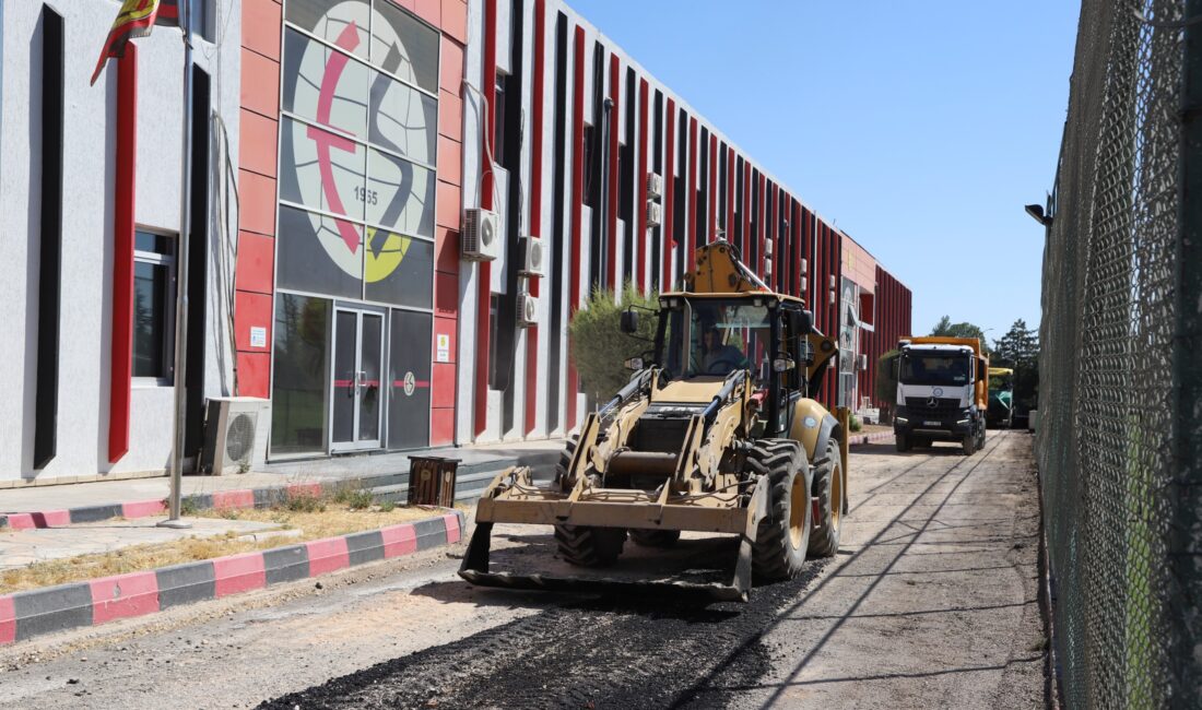 Eskişehir Büyükşehir Belediyesi ekipleri, şehirdeki altyapı çalışmalarına hız kesmeden devam