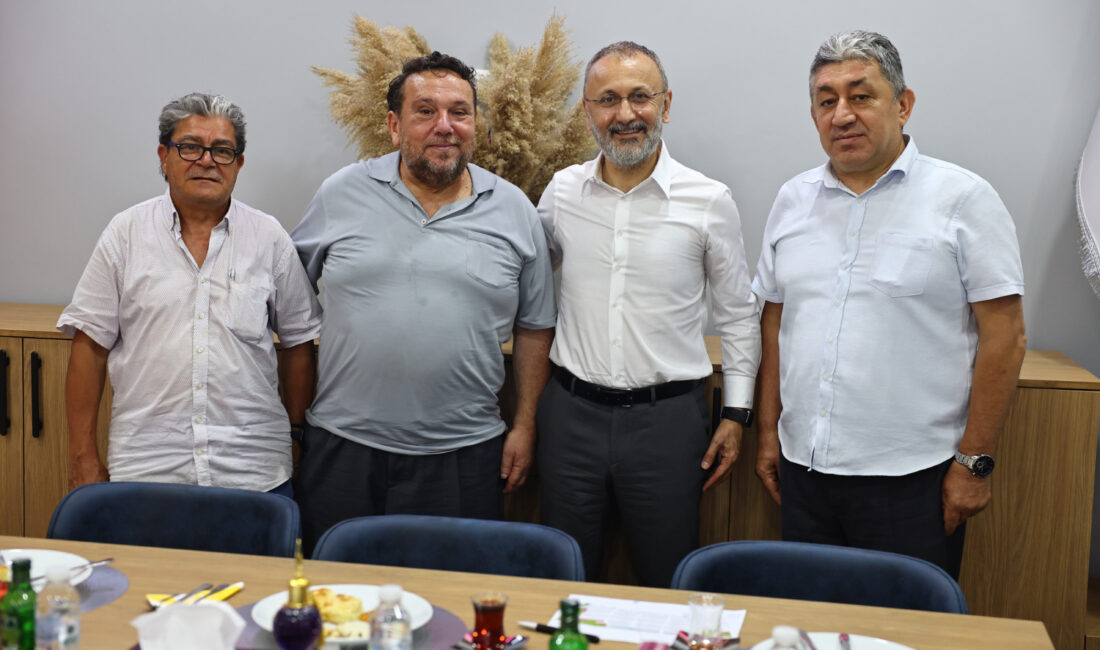 Eyüpsultan Belediye Başkanı Dr. Mithat Bülent Özmen, ilçe genelinde sürdürdüğü
