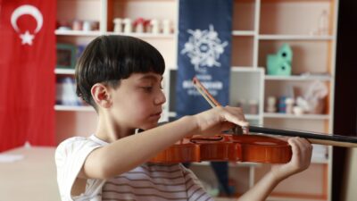 Aydın Büyükşehir Belediyesi’nin yaz kursları kapsamında düzenlediği keman eğitimleri, müziğe