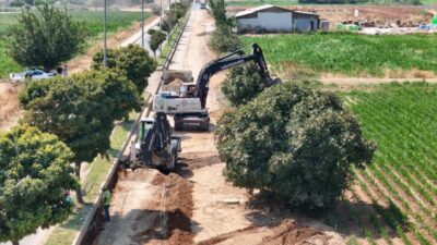 Aydın’ın Tüm İlçelerinde Yol Yapım ve Yenileme Çalışmaları Sürüyor Aydın Büyükşehir Belediyesi, kent genelinde eş zamanlı olarak sürdürülen yol