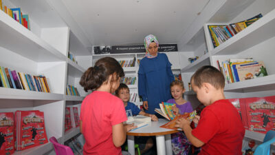 Osmangazi Belediyesi’nin merkeze uzak mahallerdeki çocukları kitap ile buluşturmak amacıyla