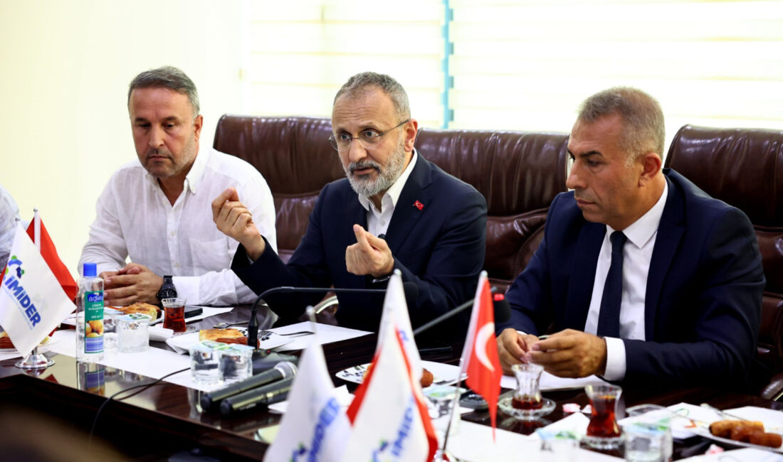 Eyüpsultan Belediye Başkanı Dr. Mithat Bülent Özmen, ilçede yürüttüğü saha