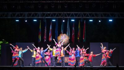 Nilüfer Halk Dansları Topluluğu İtalya’dan Ödülle Döndü İtalya’nın Apiro şehrindeki 52’inci Uluslararası Terranostra Folklor Festivali’ne katılan Nilüfer