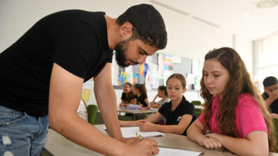 Yabancı üniversite öğrencilerinden Osmangazili çocuklara İngilizce eğitimi