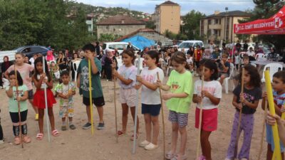 İzmit Belediyesi tarafından düzenlenen mahalle etkinlikleri kapsamında, çocuklara yönelik geleneksel