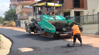İzmit Belediyesi’nden Kabaoğlu’nda Yoğun Asfalt Çalışması İzmit Belediyesi Başkan Yardımcısı Erdem Arcan, Fen İşleri Müdürlüğü’nün yaz