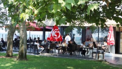 Yürüyen Köşk Hafta Sonu Doldu Taştı Yalova’nın simgelerinden biri olan ve tarihi önemiyle öne çıkan Yürüyen