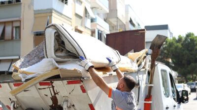 Karabağlar’da Temizlik Çalışmaları Hız Kesmeden Devam Ediyor Karabağlar Belediyesi, ilçenin tamamını daha temiz ve sağlıklı bir hale
