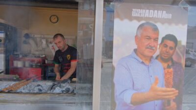 Kebapçı esnafı, iş yerlerine Zeydan Karalar’ın kebap yaparken çekilen fotoğraflarını,