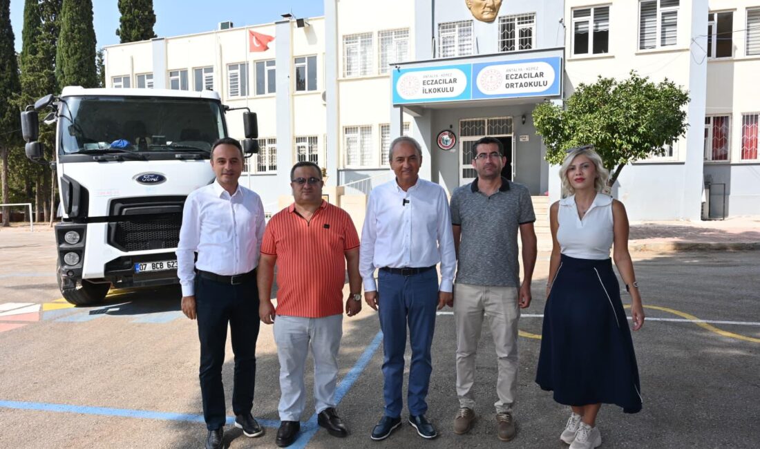 Okullarda yürütülen bakım, onarım ve temizlik çalışmalarını yerinde inceleyen Kepez
