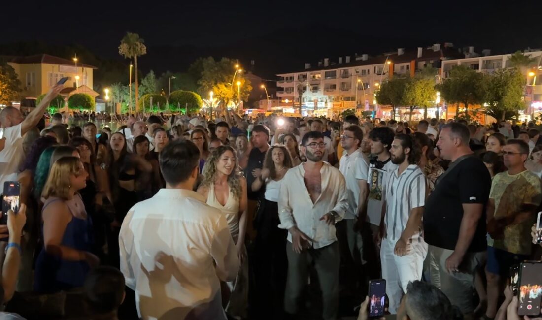 Marmaris 19 Mayıs Gençlik Meydanı, akşam saatlerinde İtalyan gençlerin gerçekleştirdiği
flash