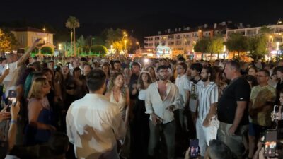 Marmaris’te İtalyan Öğrencilerden Sürpriz Flash Mob Gösterisi Marmaris 19 Mayıs Gençlik Meydanı, akşam saatlerinde İtalyan gençlerin gerçekleştirdiği
flash