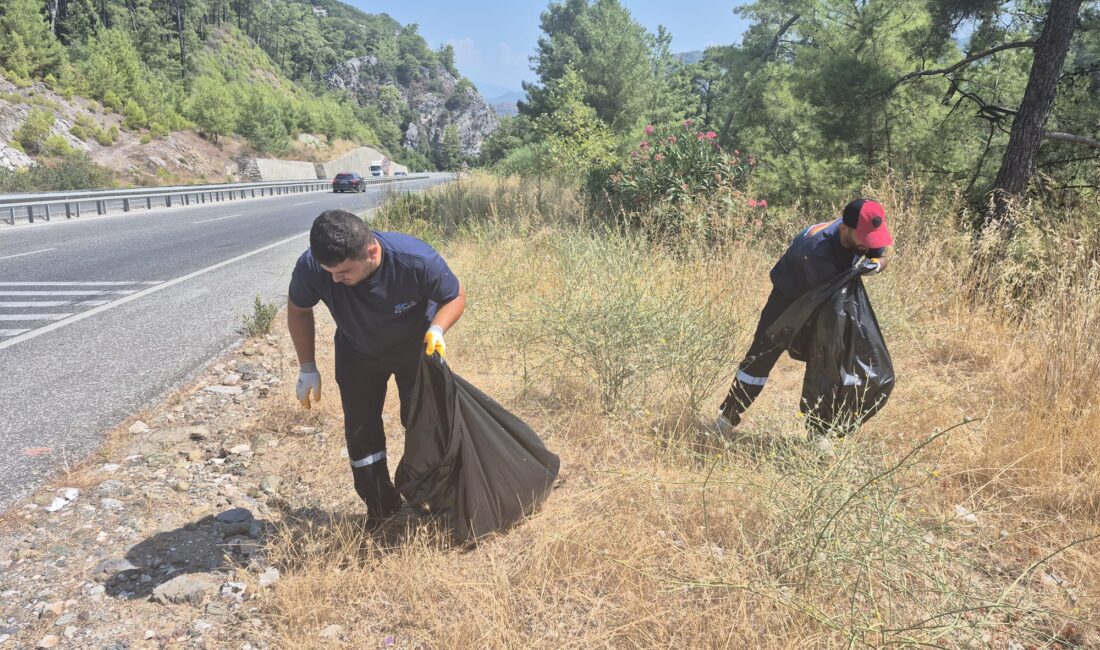 Marmaris’te emekçiler karayolunda temizlik çalışması gerçekleştirdi. 35 derece sıcakta yapılan