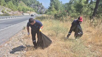 Marmaris Karayolunda Temizlik: 150 Torba Atık Toplandı Marmaris’te emekçiler karayolunda temizlik çalışması gerçekleştirdi. 35 derece sıcakta yapılan