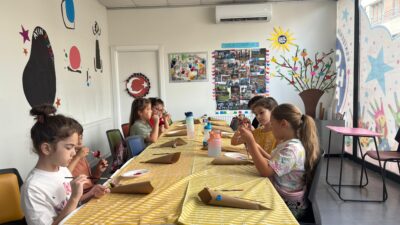 Eskişehir’de Minik Çevreciler İçin “Plastiksiz Gelecek” Eskişehir Büyükşehir Belediyesi, çocuklara yönelik çevre eğitimlerini aralıksız sürdürüyor. 2011