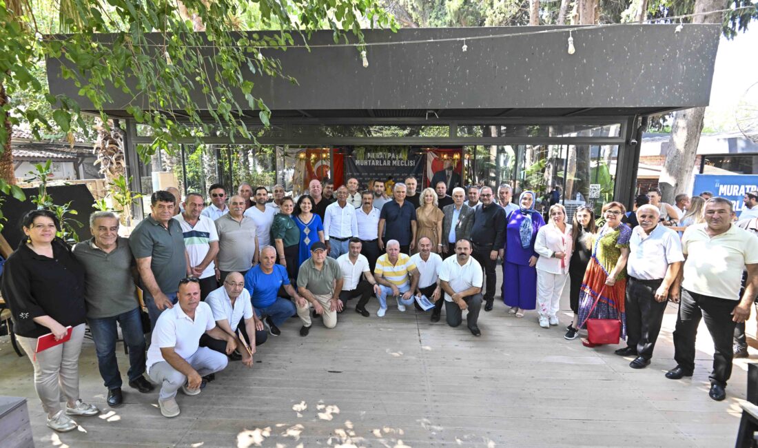 Antalya Muratpaşa Belediye Başkanı Ümit Uysal, ilçe muhtarlarıyla bir araya