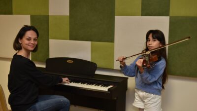 Kepez Belediyesi’nin çatısı altında hizmet veren Mimar Sinan Akademi, müziğe