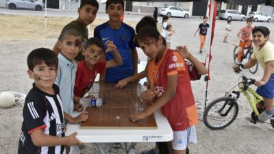 Karacabey Belediyesi’nin geleneksel oyunları yaşatmak ve çocuklara keyifli bir yaz