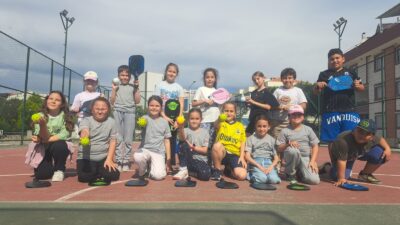 İzmir’de Pickleball “Aile Okulu” Dünyada son dönemde hızla yayılan ve Türkiye’de de sevilerek oynanmaya