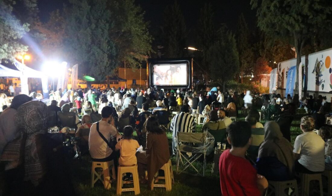Derince Belediyesi‘nin düzenlediği Açık Havada Sinema Şöleni başladı. Yeşilçam’ın unutulmaz