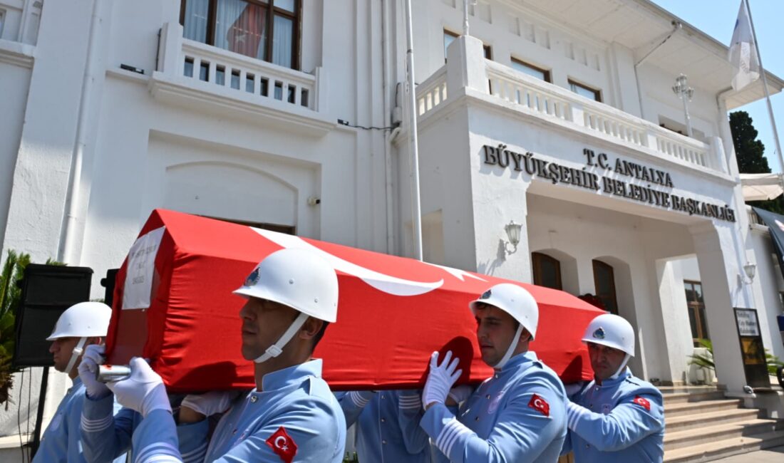 Antalya Büyükşehir Belediyesi önünde tören