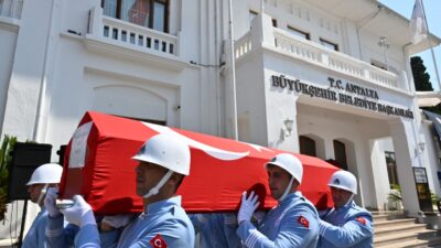 Antalya Büyükşehir Belediyesi önünde tören