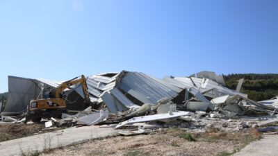 Nilüfer Belediyesi, kaçak yapılaşmayla mücadele kapsamında Tahtalı Mahallesi’nde bulunan bin