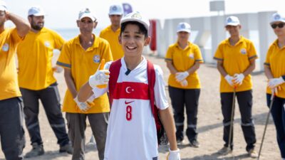 “Takipçim Kadar Çöp Topluyorum” Diyen Aras, Bu Kez De Mezitli Belediye Ekipleriyle Taşkıran Sahili’ndeydi Mezitli’de yaşayan Aras Kayretli‘nin “Takipçi sayım kadar çöp topluyorum” diyerek