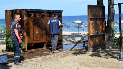 Yalova’da Doğu Sahil Bandında Basınçlı Su İle Temizlik Yalova Belediyesi Temizlik İşleri Müdürlüğü ekipleri, vatandaşların sahilde daha temiz