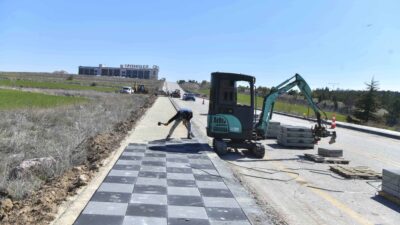 Ankara Büyükşehir Kaldırım, Bordür ve Bariyer Yenileme Çalışmalarına Devam Ediyor Ankara Büyükşehir Belediyesi, kent genelinde yürüttüğü kaldırım, bordür ve bariyer