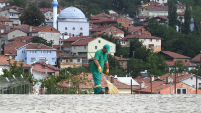 Osmangazi’de Her Gün 270 Kilometre Alan Temizleniyor Osmangazi Belediyesi Temizlik İşleri Müdürlüğü ekipleri, her gün 270 kilometre